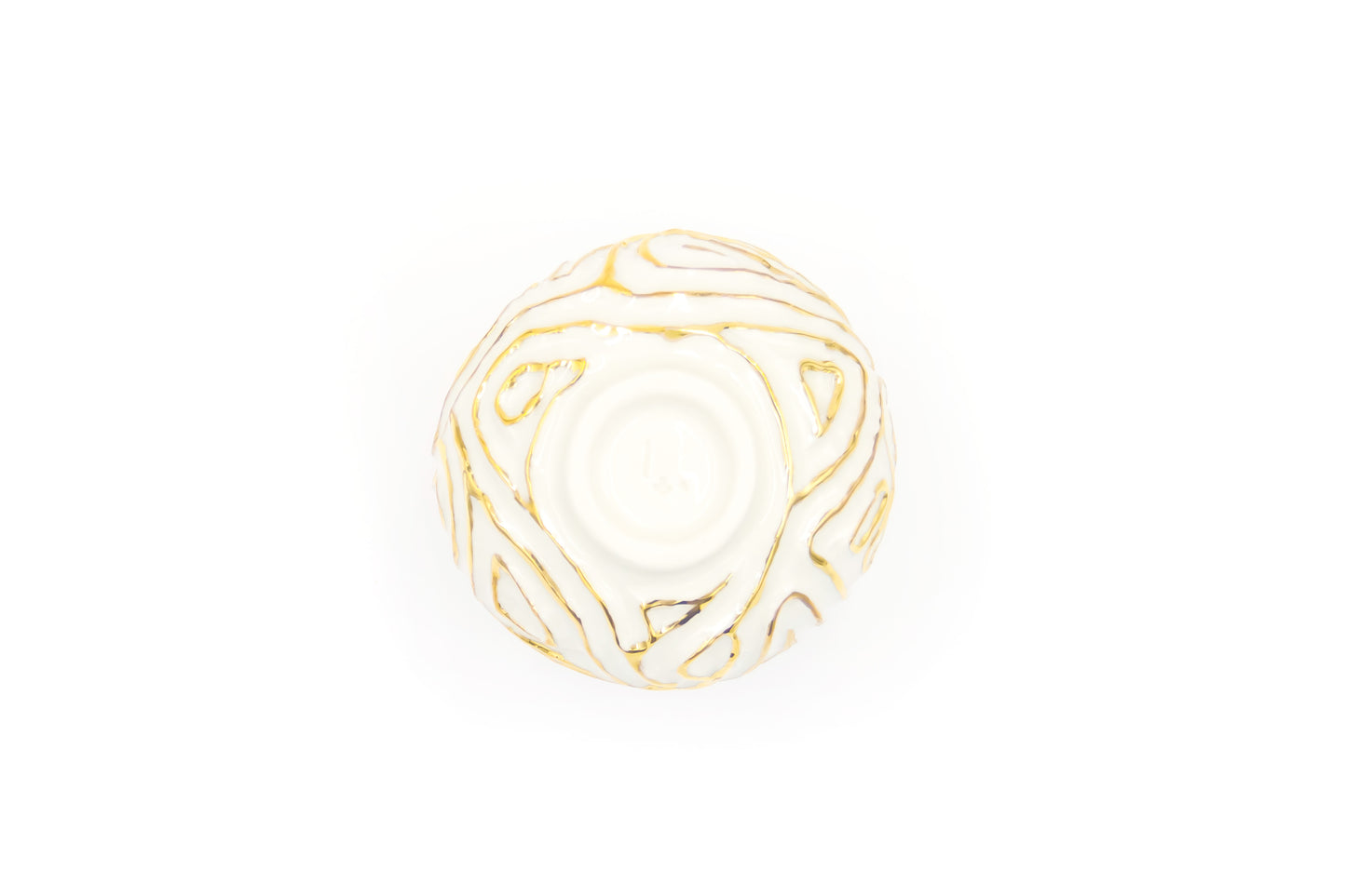 Czarka porcelanowa w kolorze białym ze złoceniem