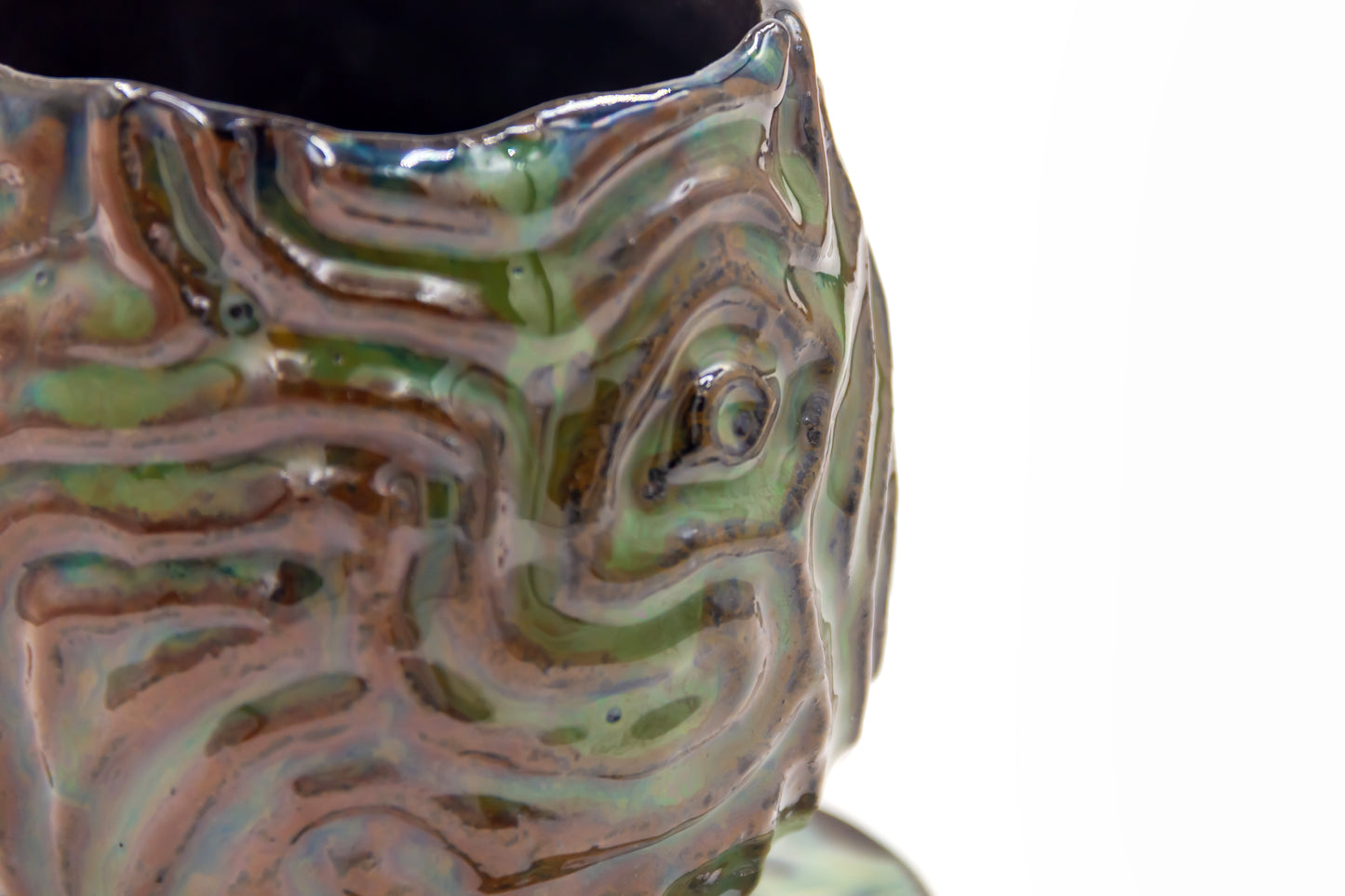 Czarka ceramiczna w kolorze zielono-brązowym ze spodkiem