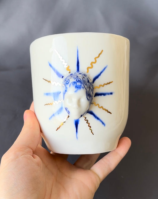 Mug en porcelaine avec une tête