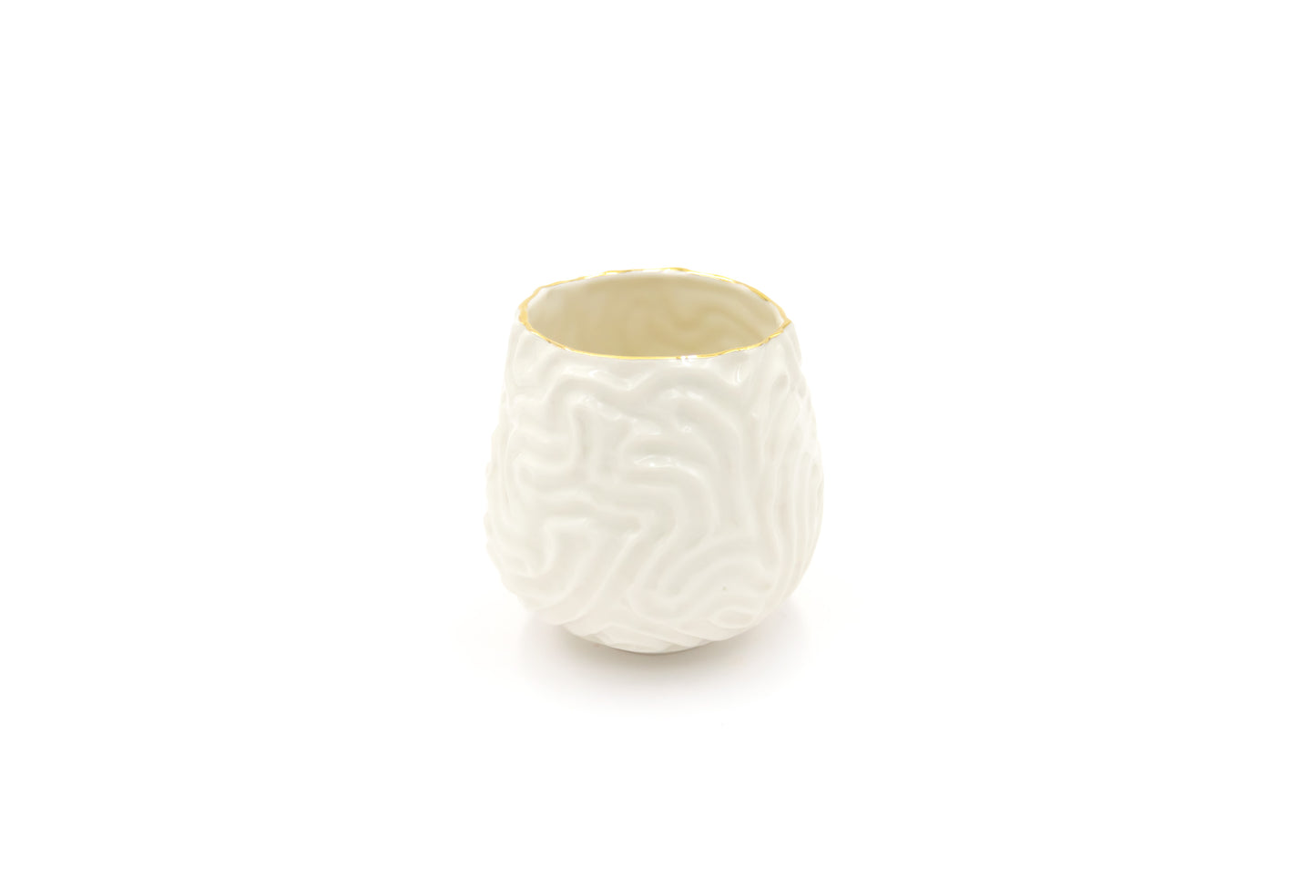 Czarka porcelanowa w kolorze białym ze złoceniem