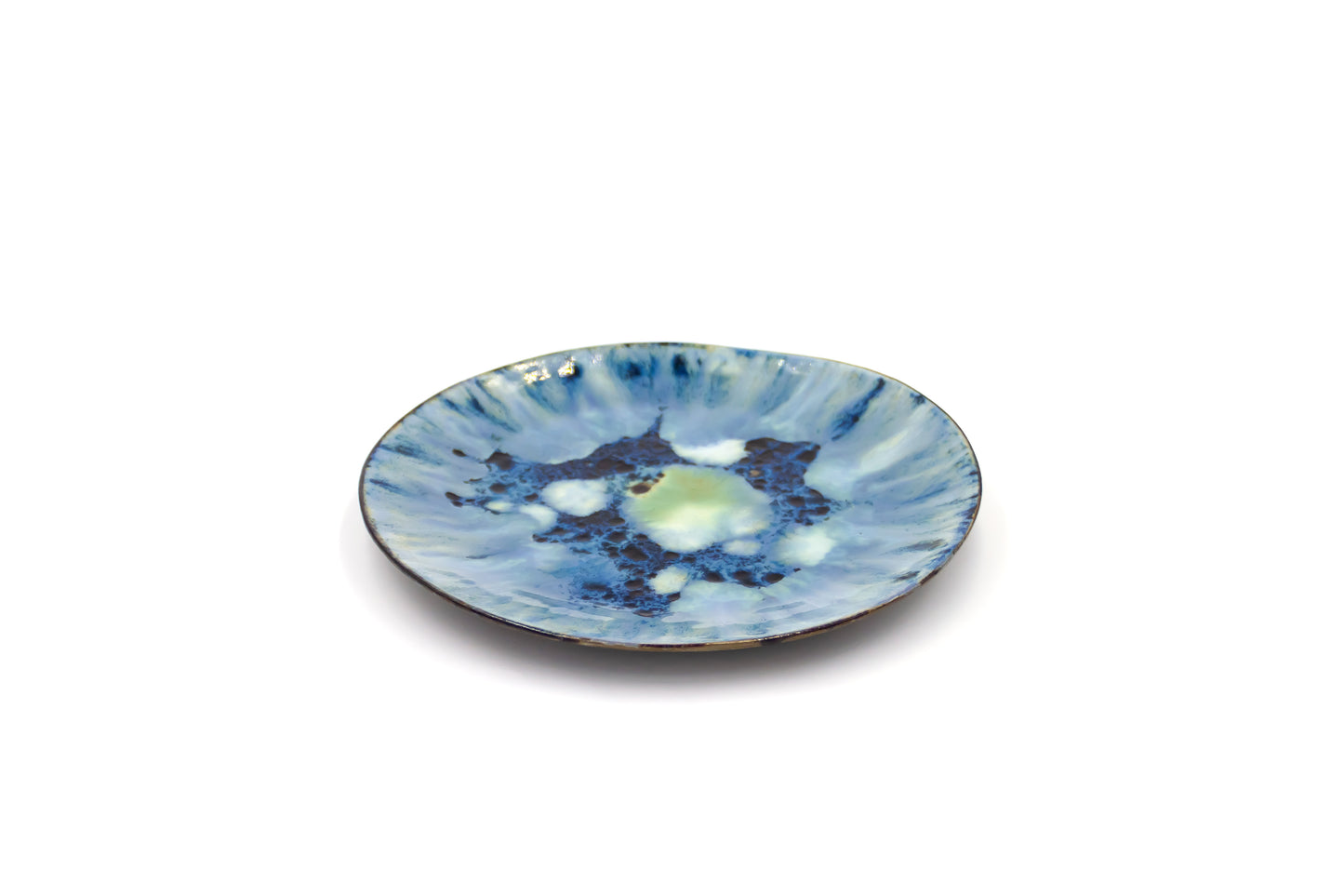 Talerz ceramiczny w kolorze granatowo-niebieskim
