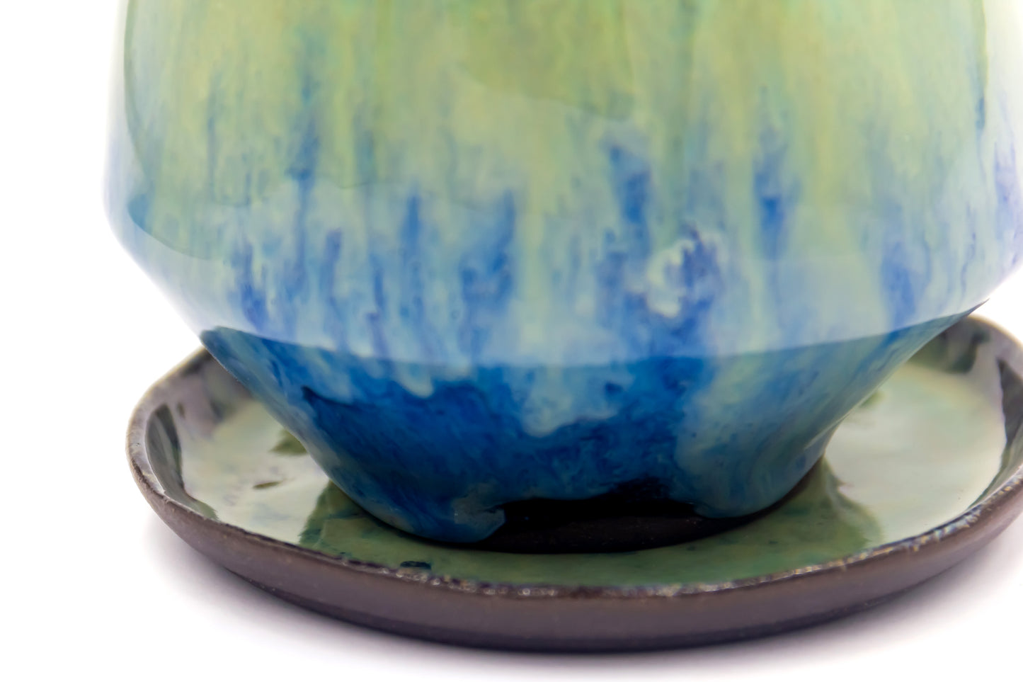 Czarka ceramiczna w kolorze niebiesko-zielonym ze spodkiem