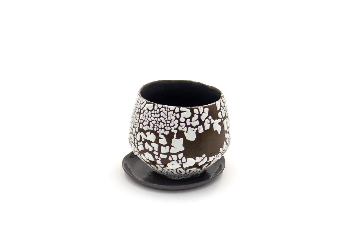 Czarka ceramiczna w kolorze czarno-białym ze spodkiem