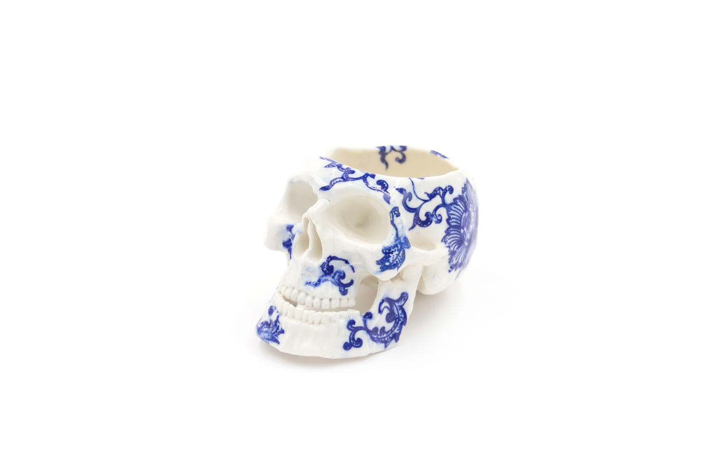 Czaszka-szkatułka porcelanowa w kolorze białym ze wzorem oraz otwieraną żuchwą