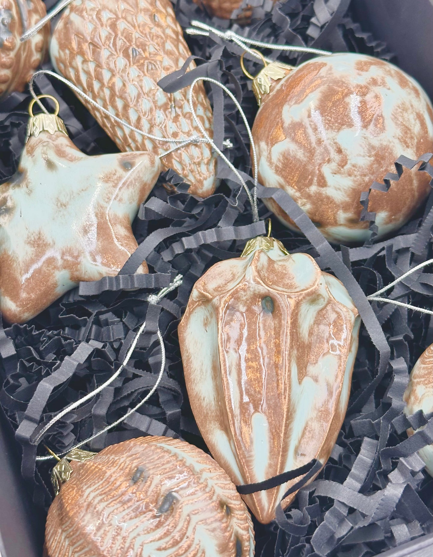 Un grand ensemble de boules en céramique vert-marron