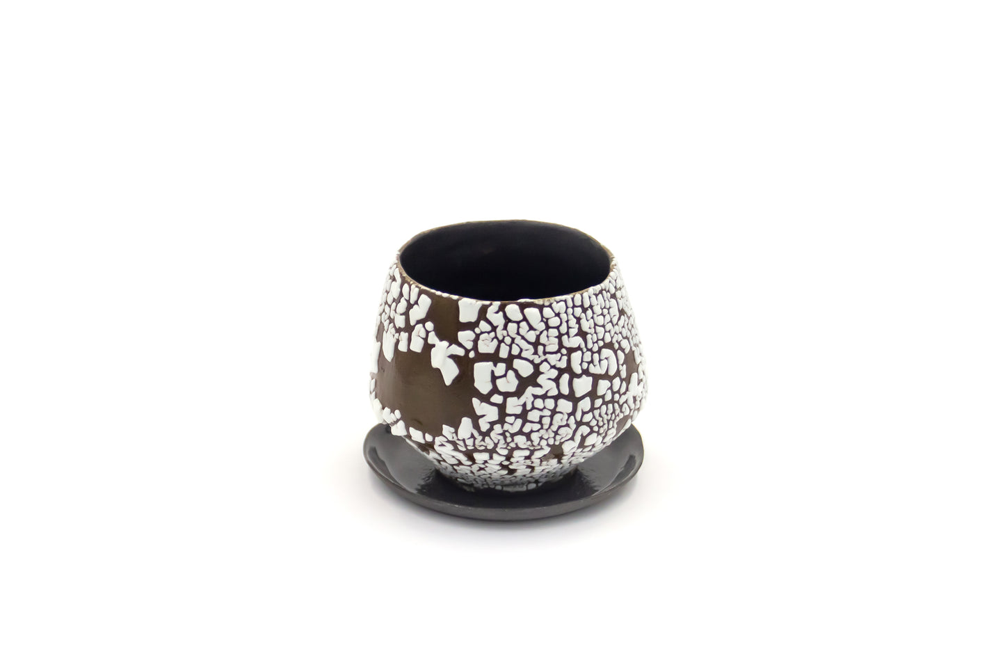 Czarka ceramiczna w kolorze czarno-białym ze spodkiem