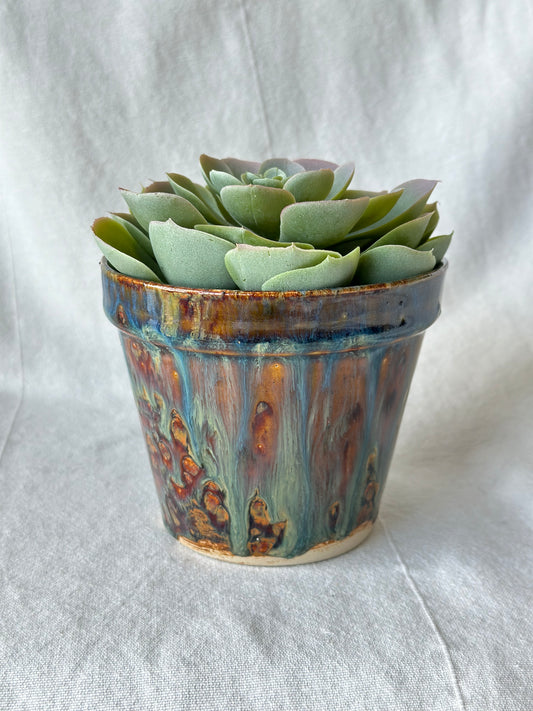 Mała doniczka ceramiczna z wadą estetyczną