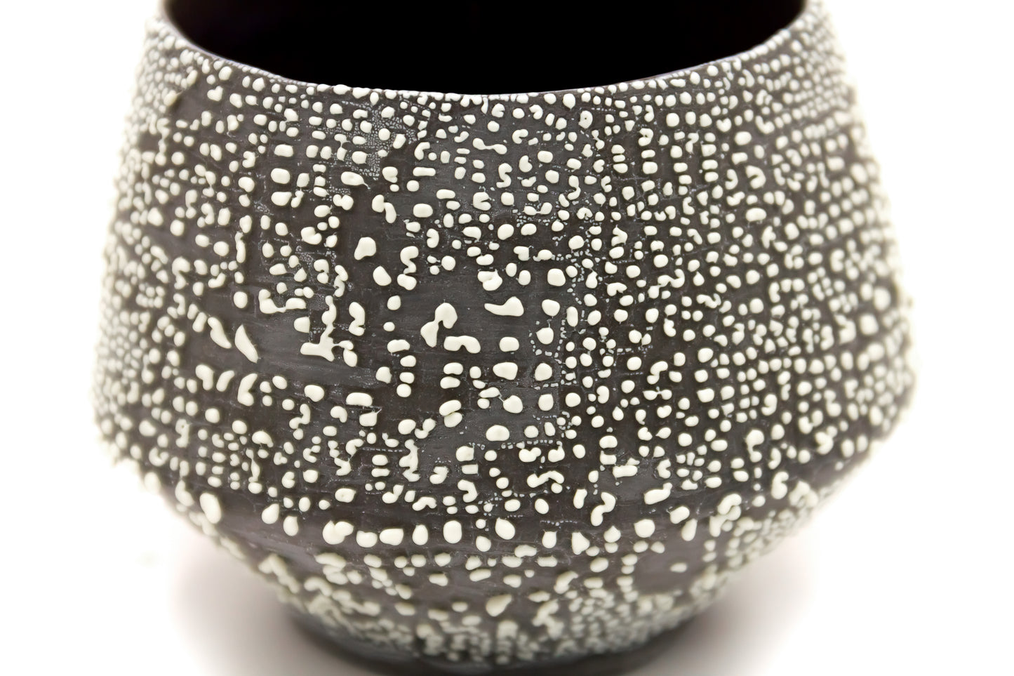 Czarka ceramiczna w kolorze czarno-białym