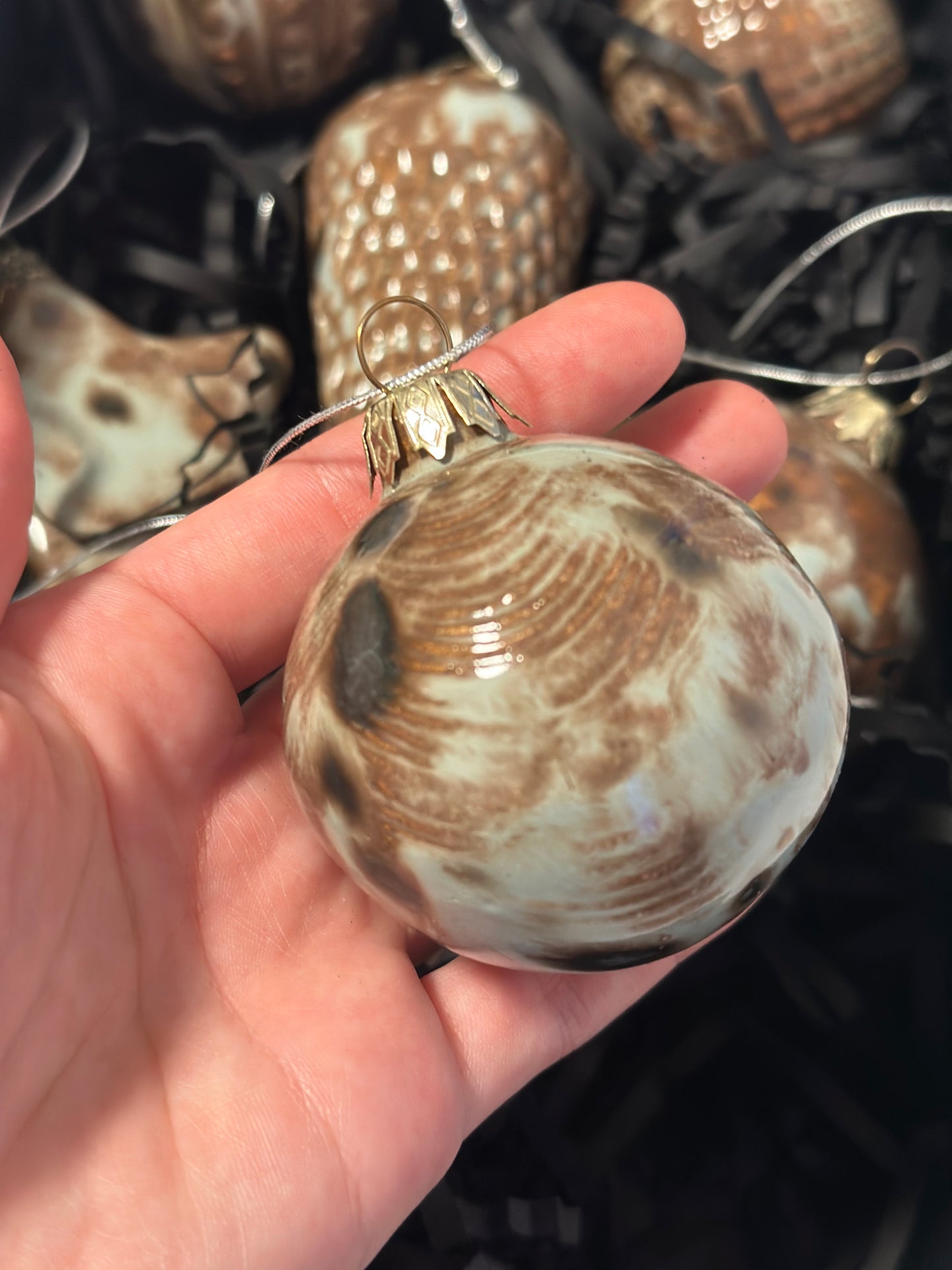 Un grand ensemble de boules en céramique vert-marron