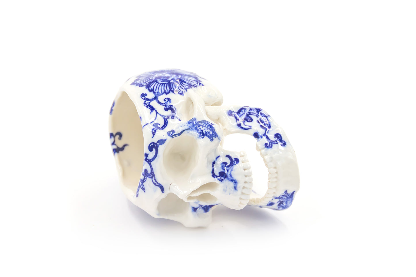Czaszka-szkatułka porcelanowa w kolorze białym ze wzorem oraz otwieraną żuchwą