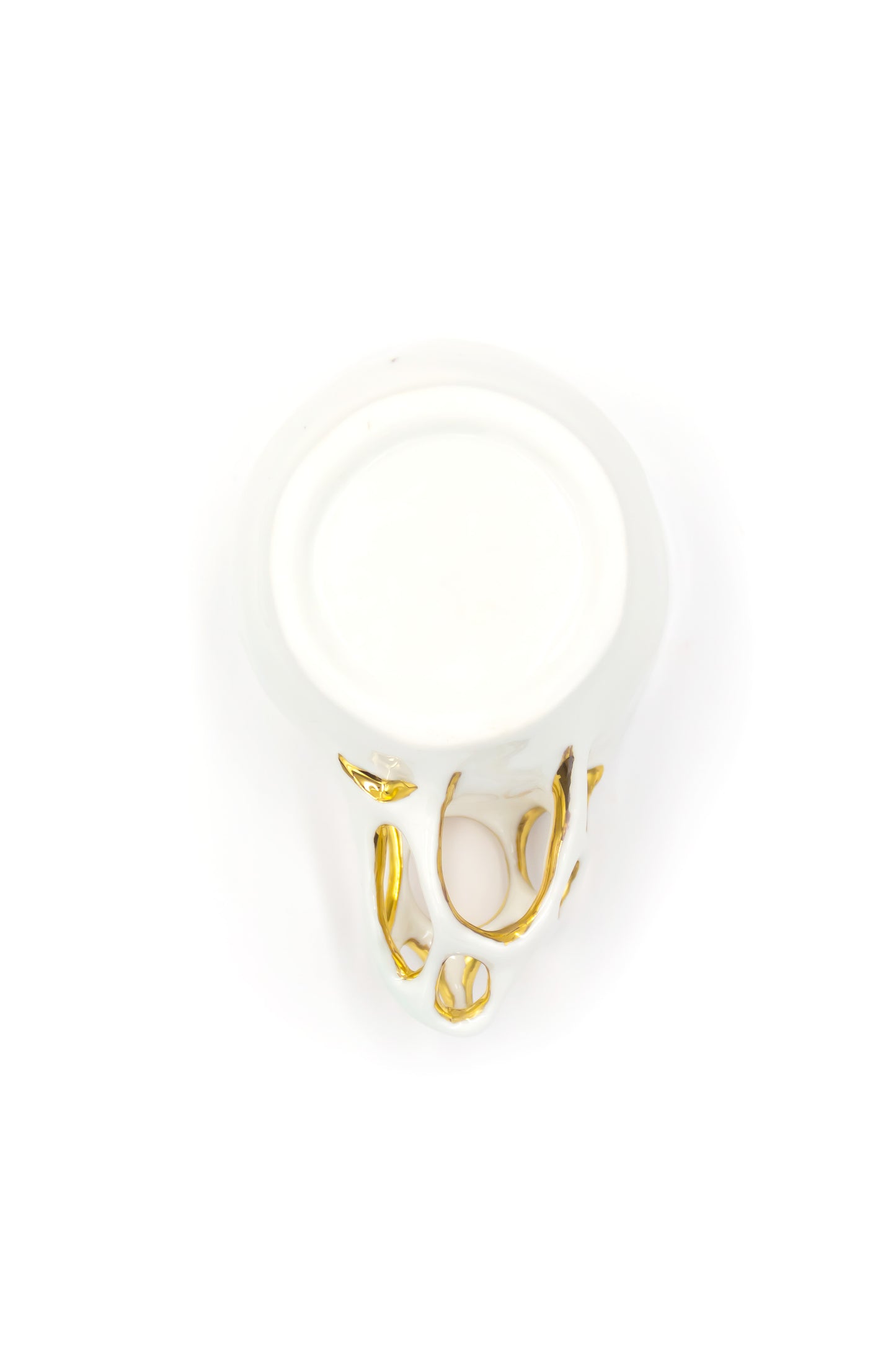 Kubek porcelanowy w kolorze białym ze złoceniem