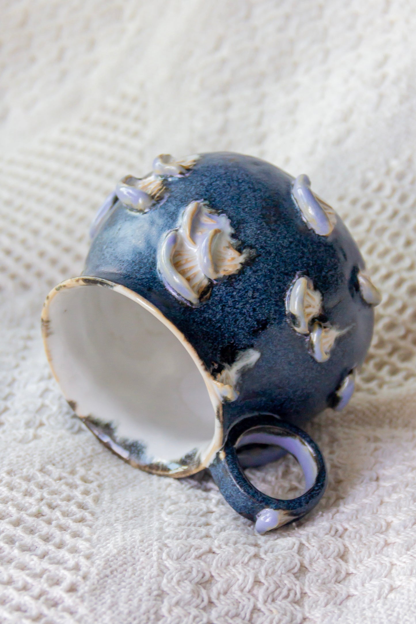 Kubek ceramiczny „Shrooms” czarno-fioletowy