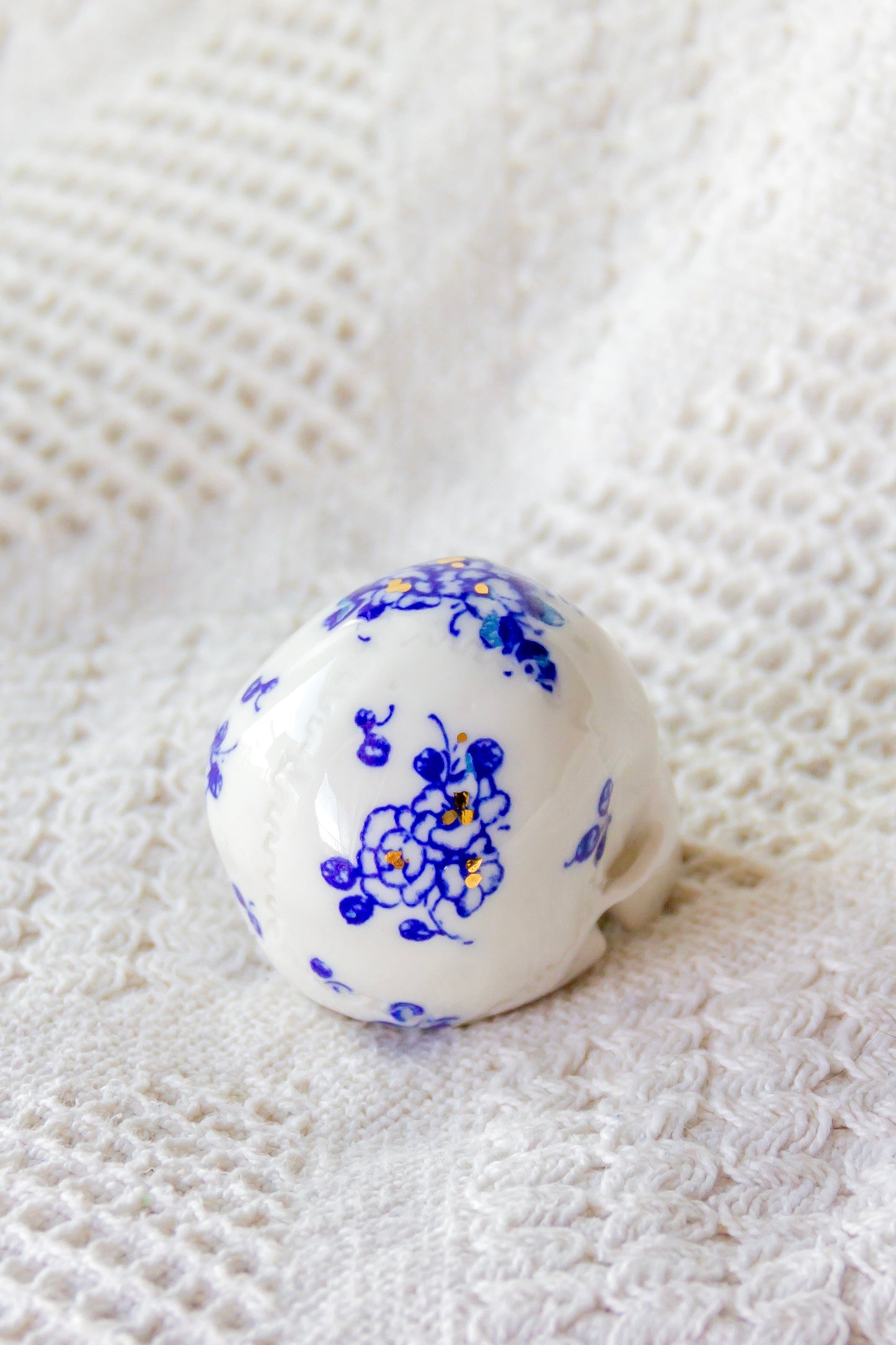 Czaszka porcelanowa mini ze złoceniem