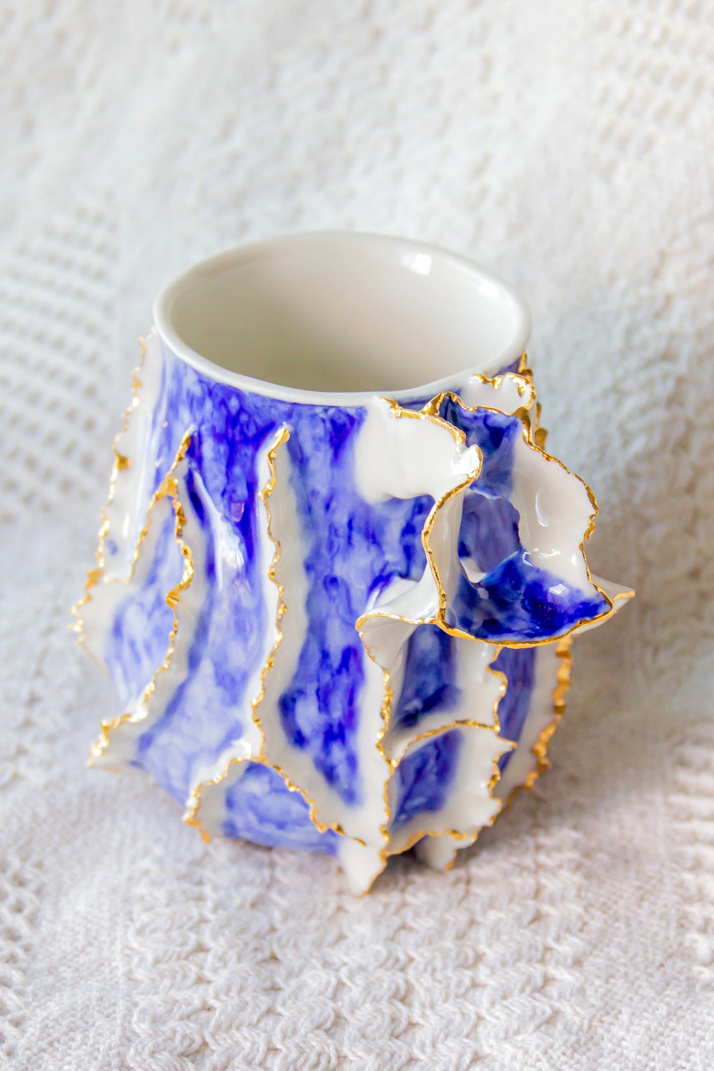 Kubek porcelanowy „Laminari” ze złoceniem