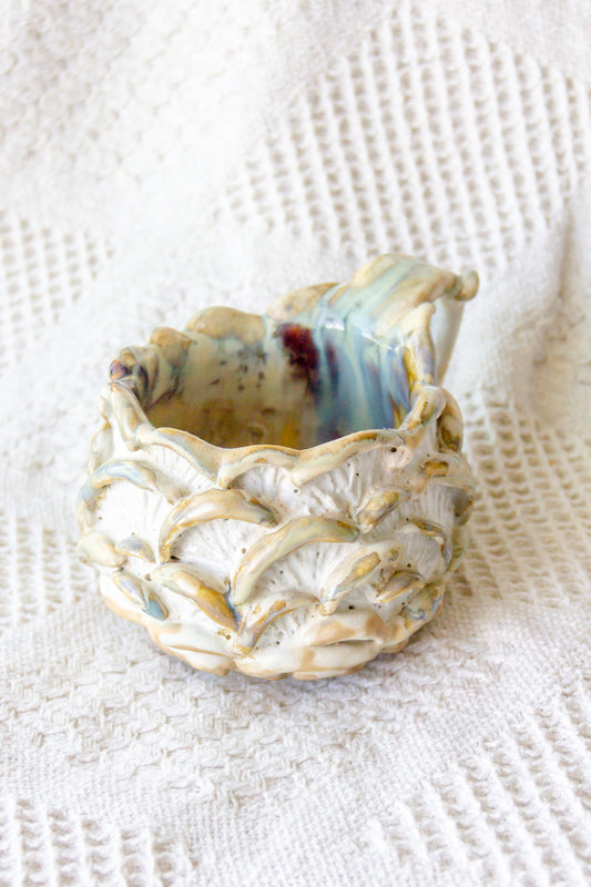 Kubek ceramiczny “Shrooms” biało-beżowy