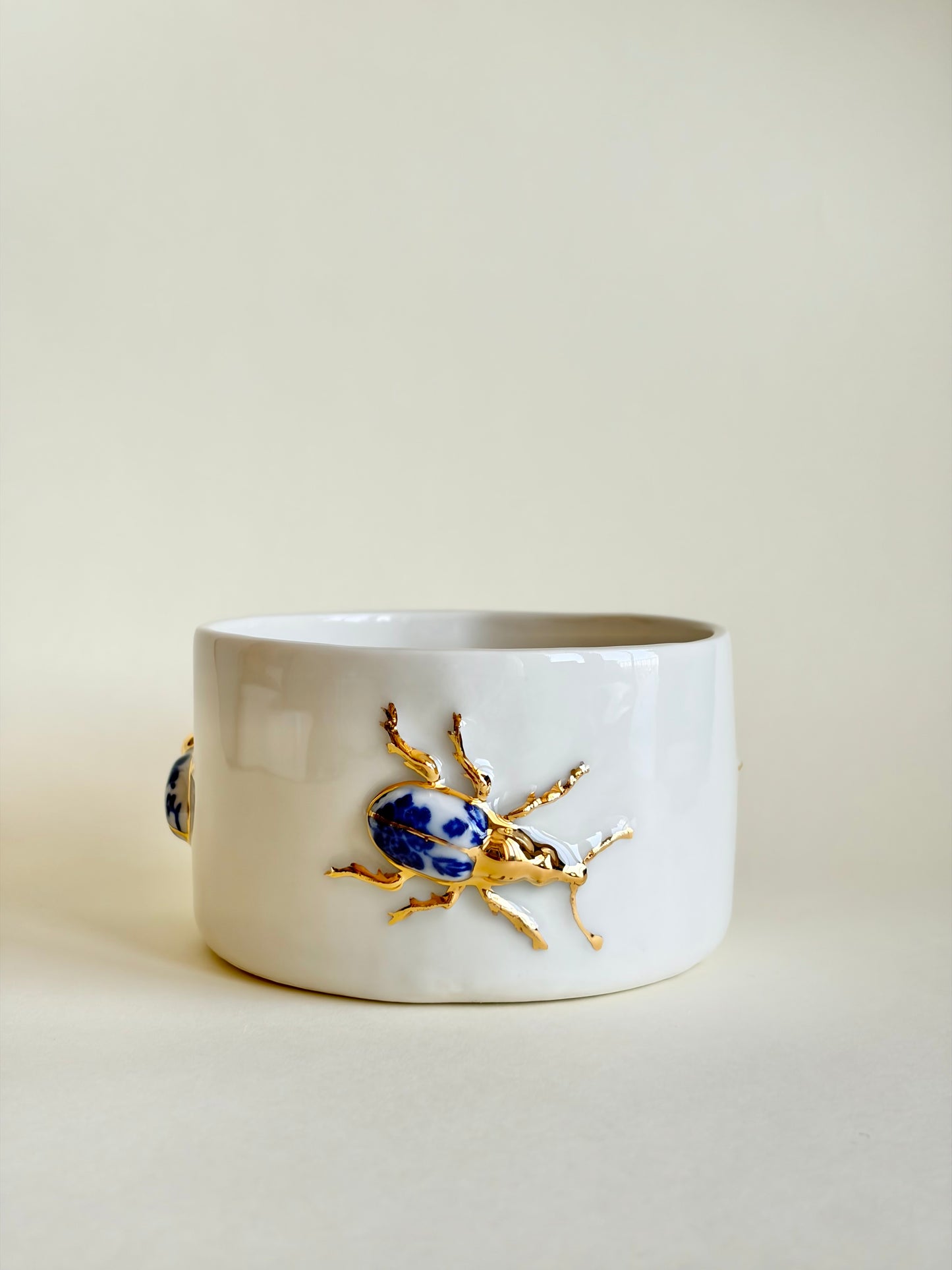 Kubek porcelanowy z żukami