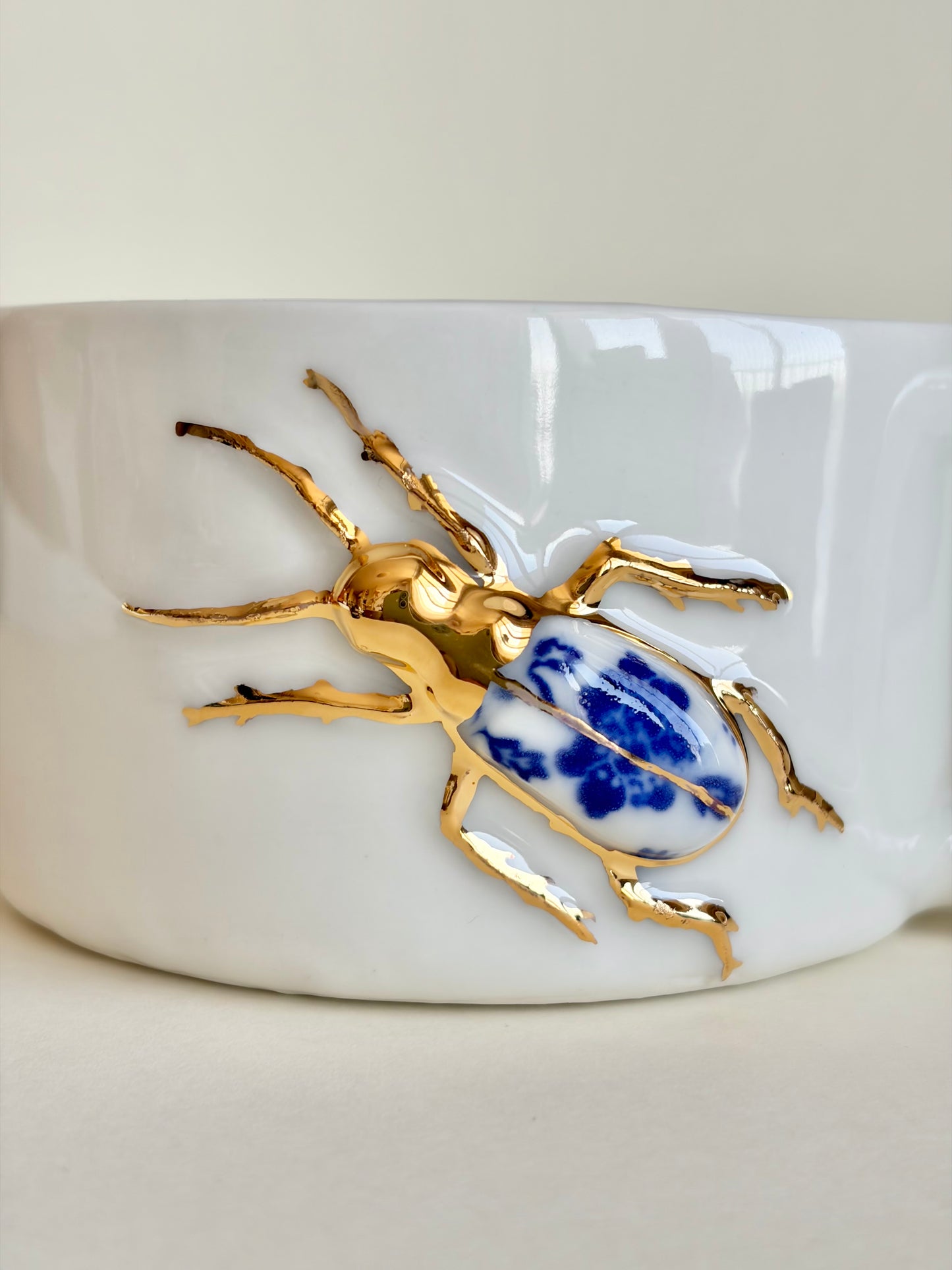 Kubek porcelanowy z żukami
