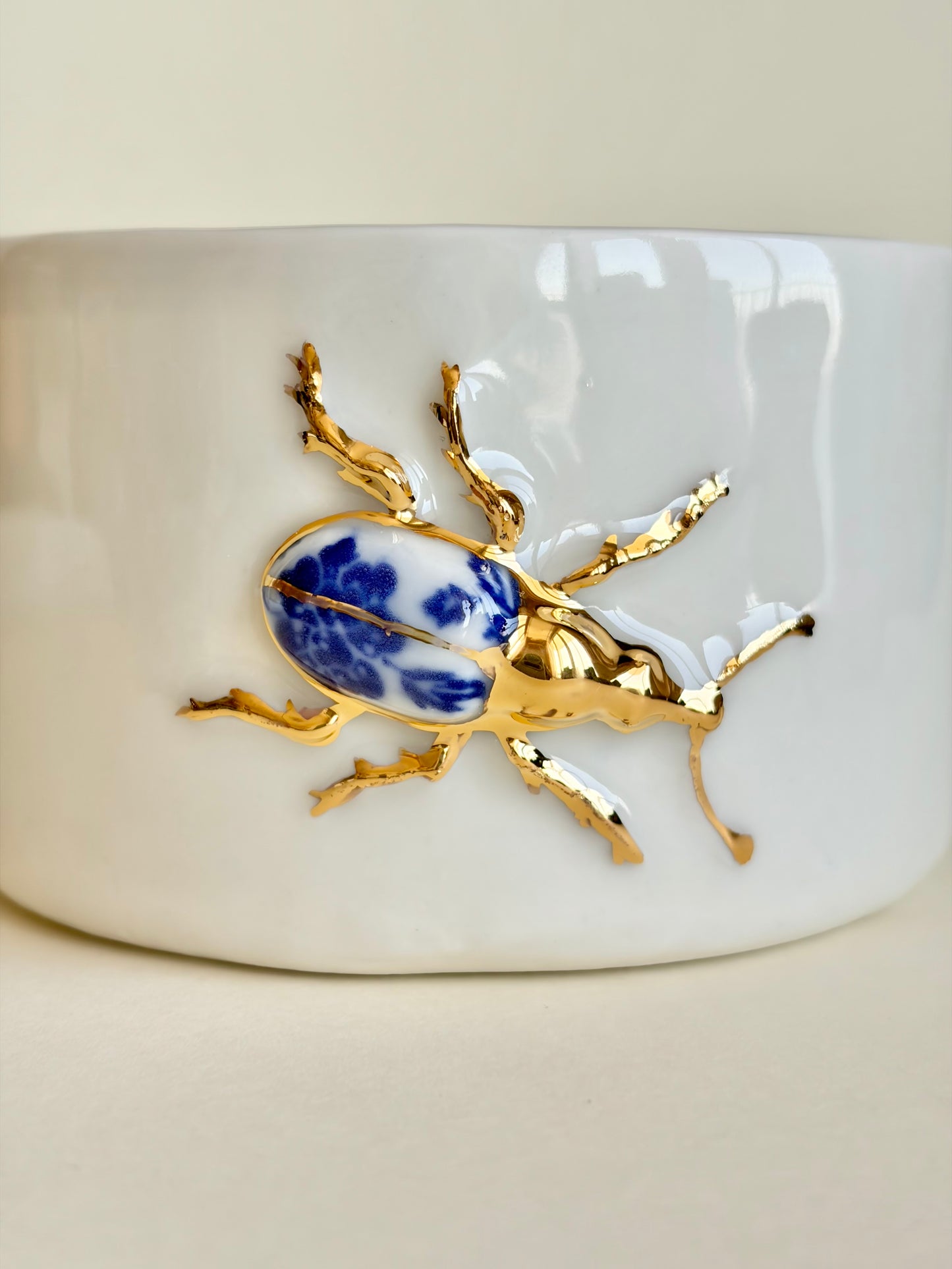 Kubek porcelanowy z żukami