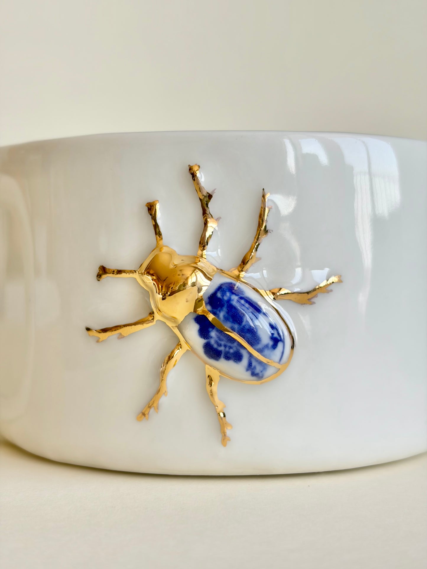 Kubek porcelanowy z żukami