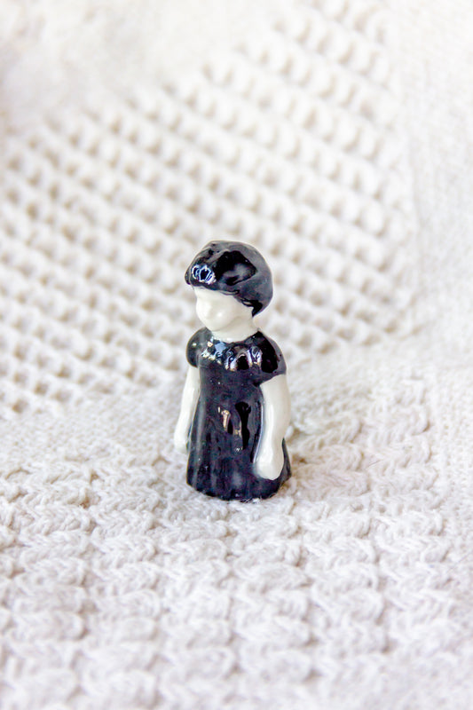 Rzeźba porcelanowa “Frozen Charlotte reborn” czarno-biała
