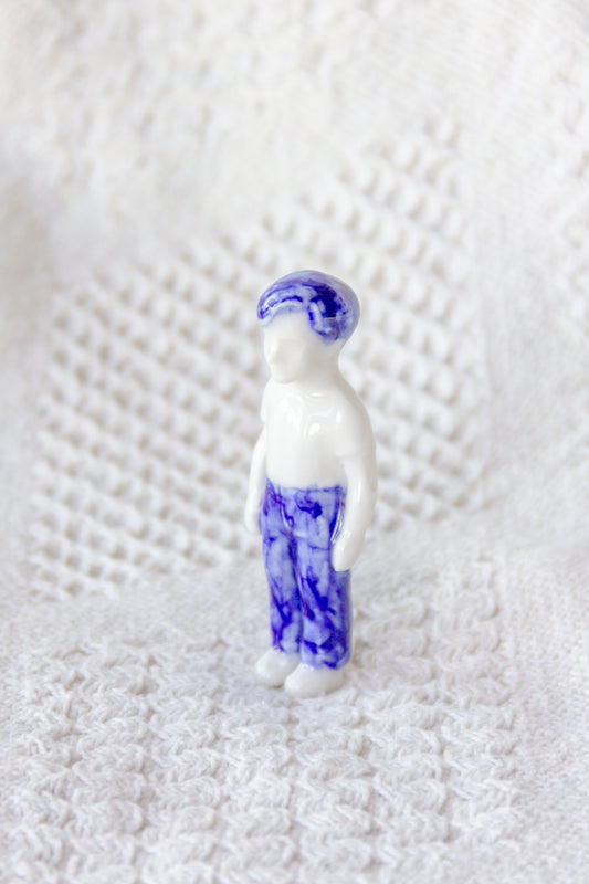 Rzeźba porcelanowa “Frozen Charlotte reborn” biało-granatowa