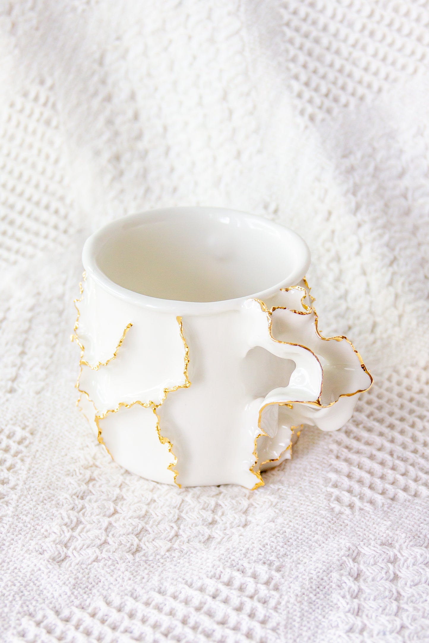 Kubek porcelanowy „Laminari” ze złoceniem