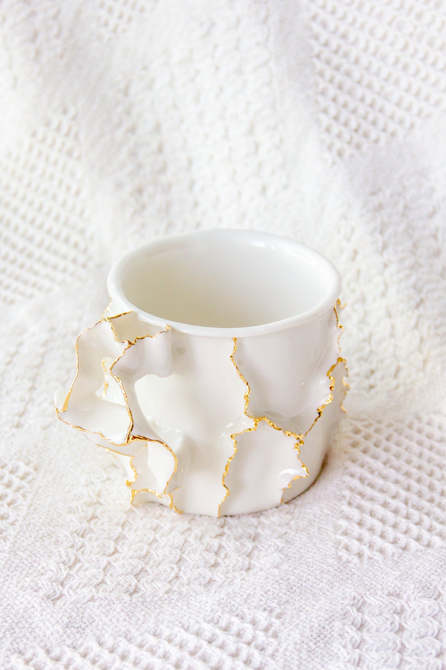 Kubek porcelanowy „Laminari” ze złoceniem
