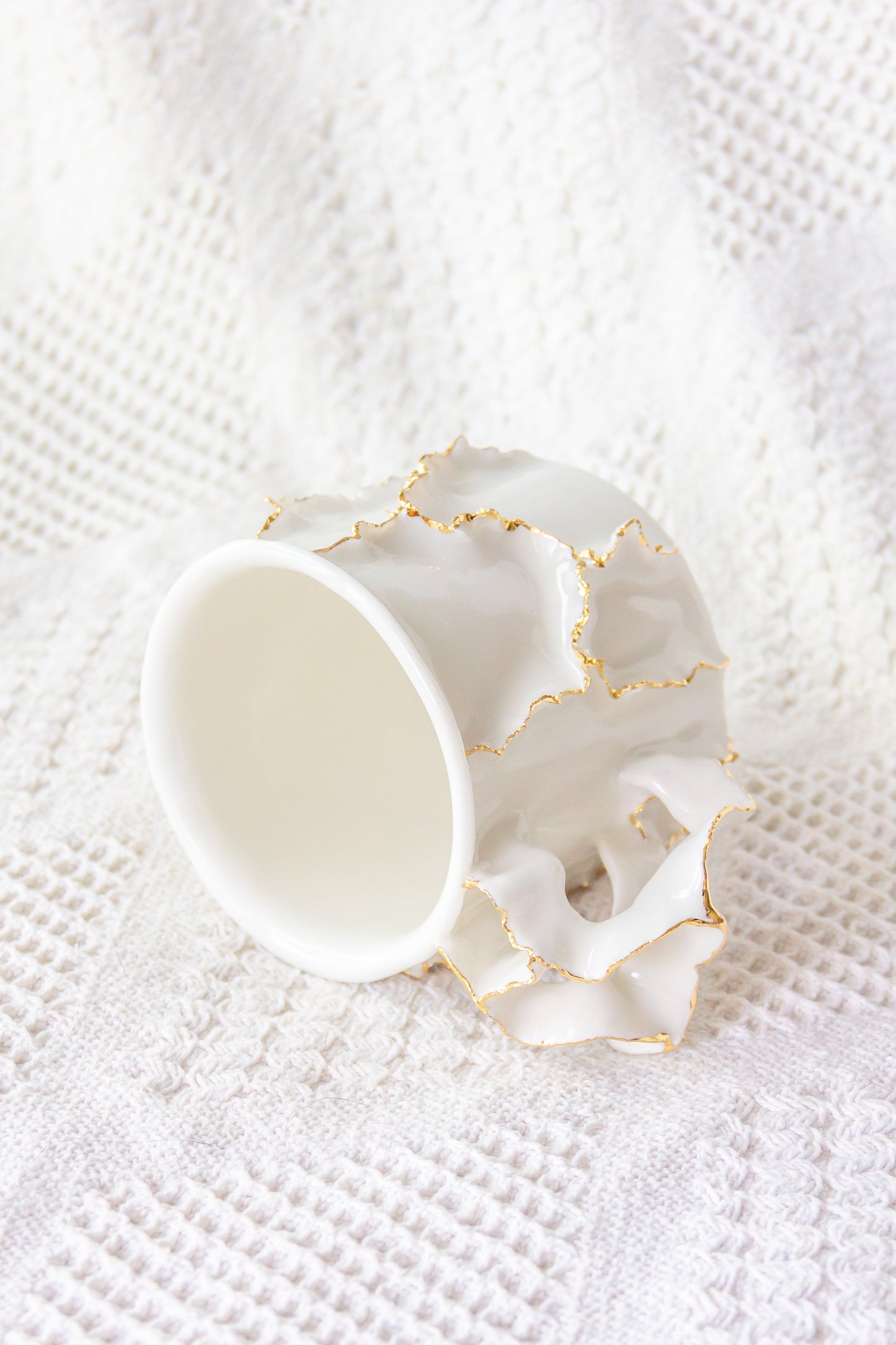 Kubek porcelanowy „Laminari” ze złoceniem