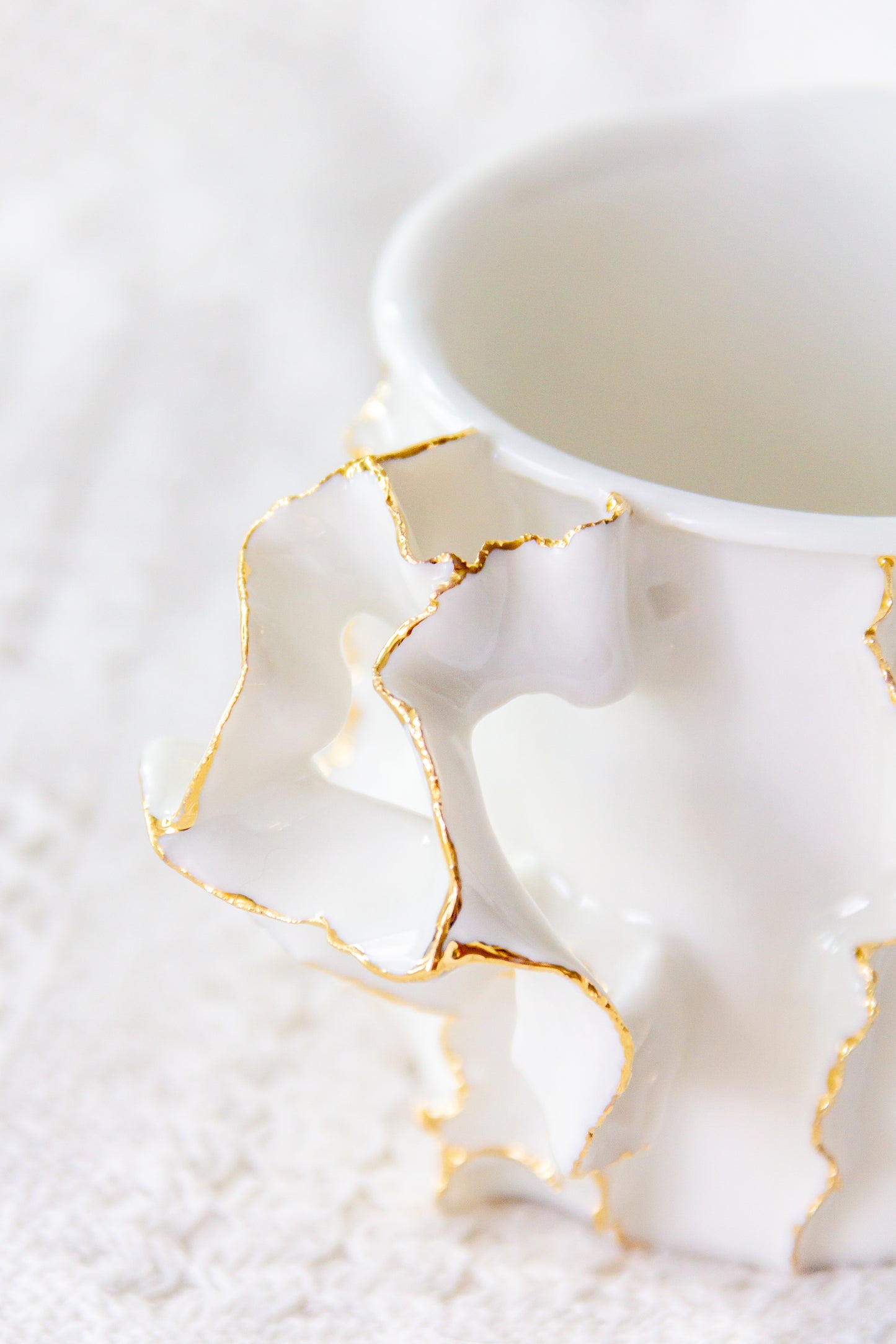 Kubek porcelanowy „Laminari” ze złoceniem