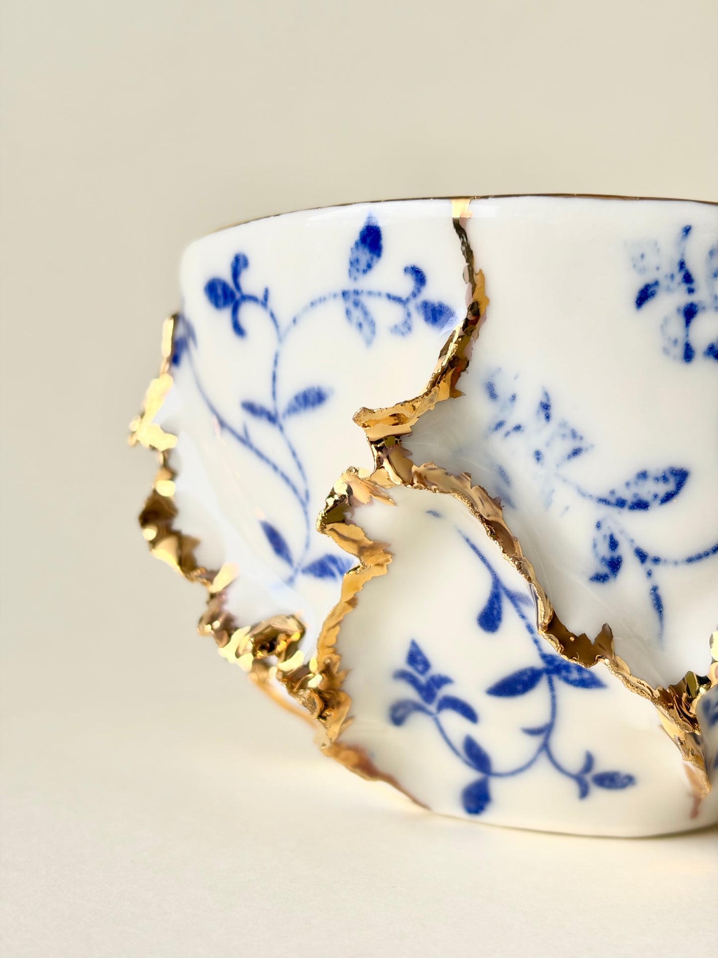 Filiżanka „Laminari” porcelanowa ze złoceniem