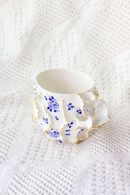 Kubek porcelanowy „Laminari” ze złoceniem