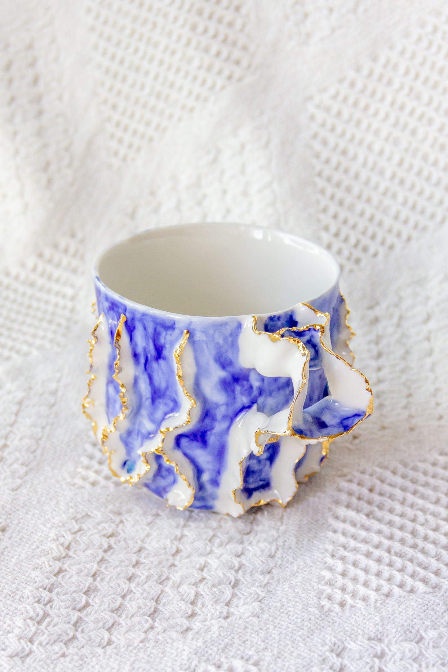 Kubek porcelanowy „Laminari” ze złoceniem