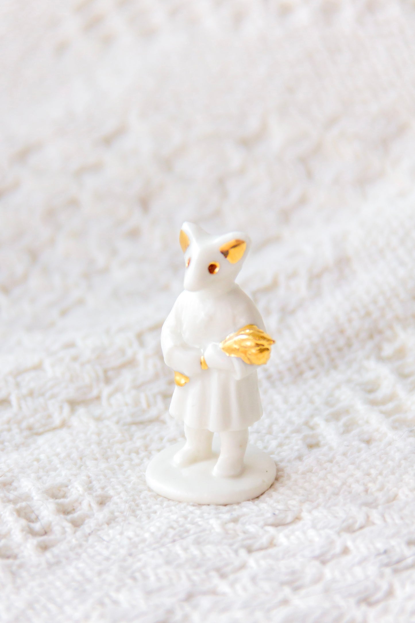 Werling z kłosami, rzeźba porcelanowa ze złoceniem