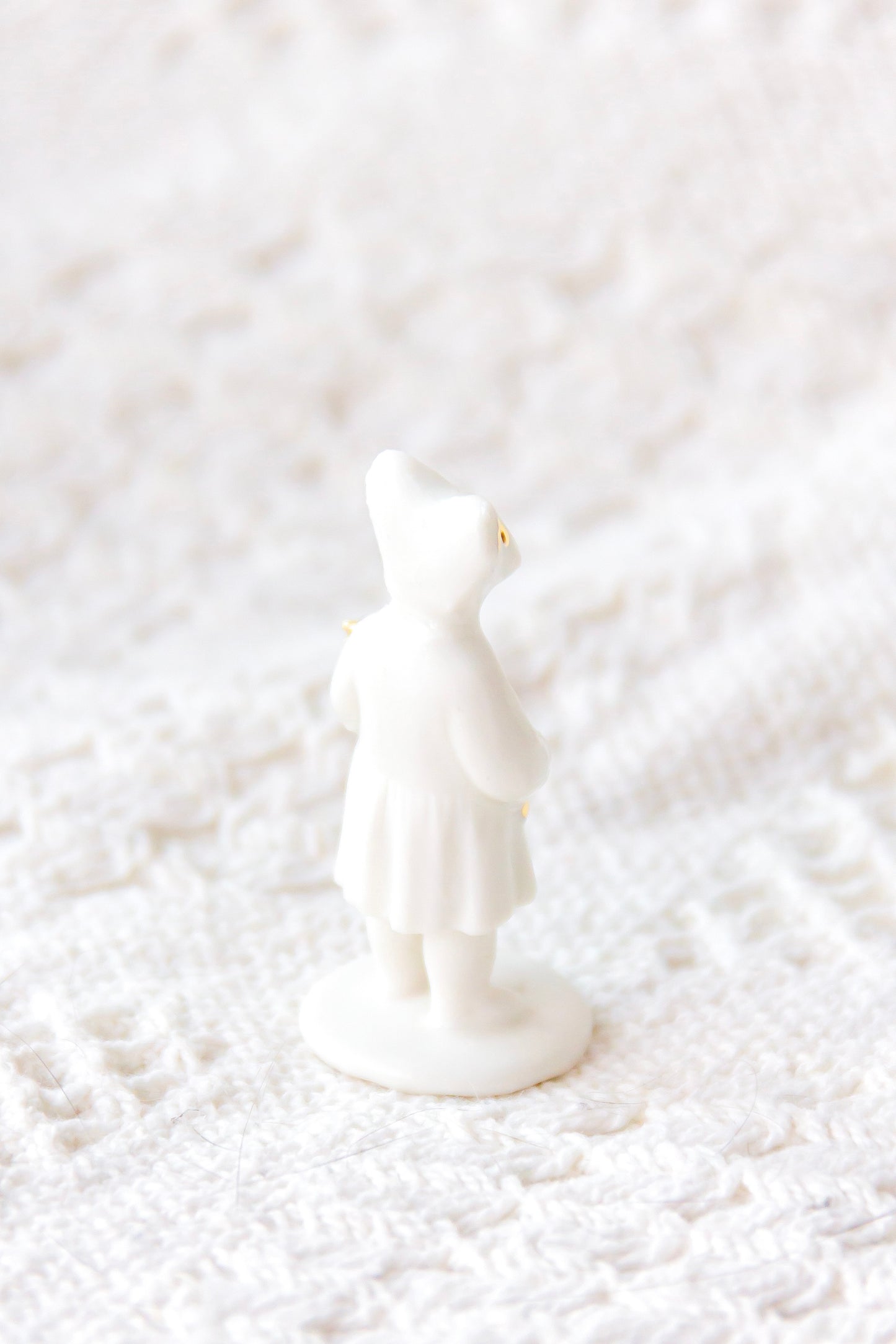 Werling z kłosami, rzeźba porcelanowa ze złoceniem