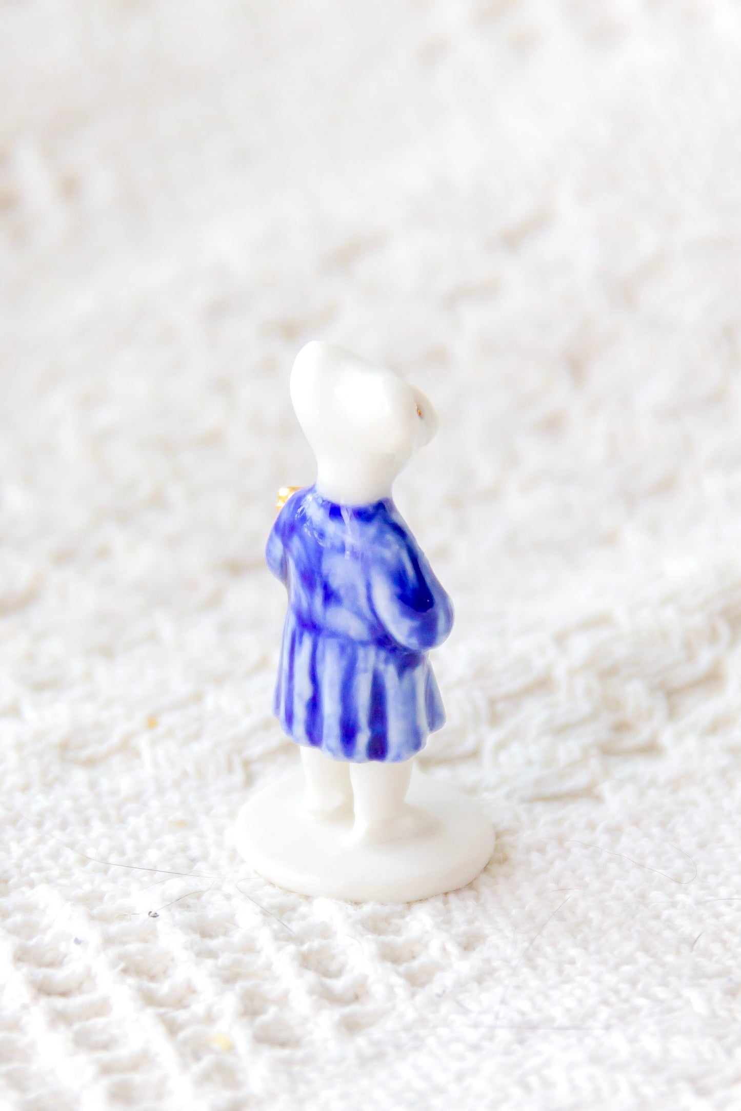 Werling z kłosami, rzeźba porcelanowa ze złoceniem