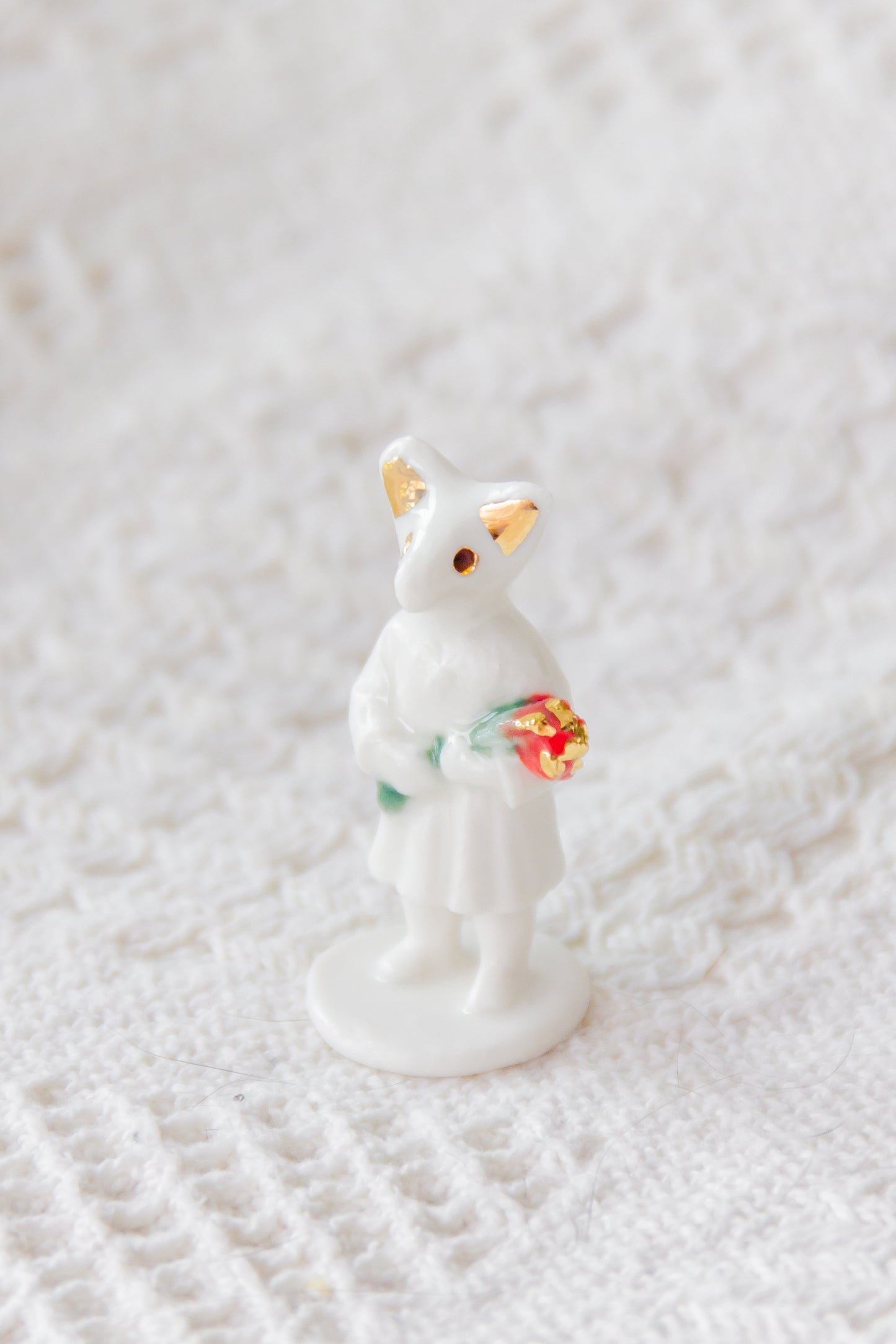 Werling z kwiatami, rzeźba porcelanowa ze złoceniem