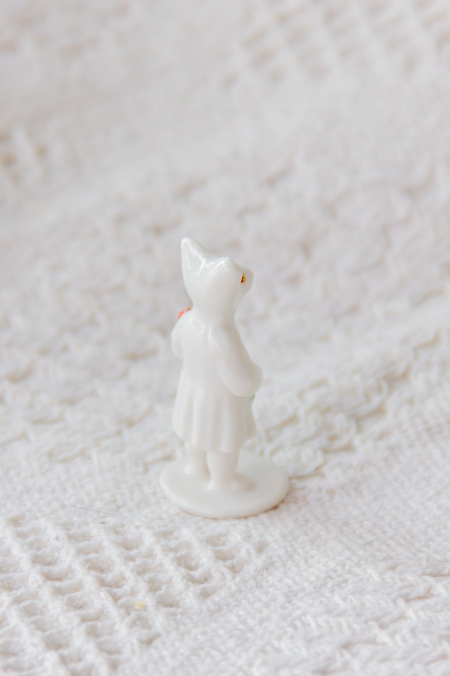 Werling z kwiatami, rzeźba porcelanowa ze złoceniem