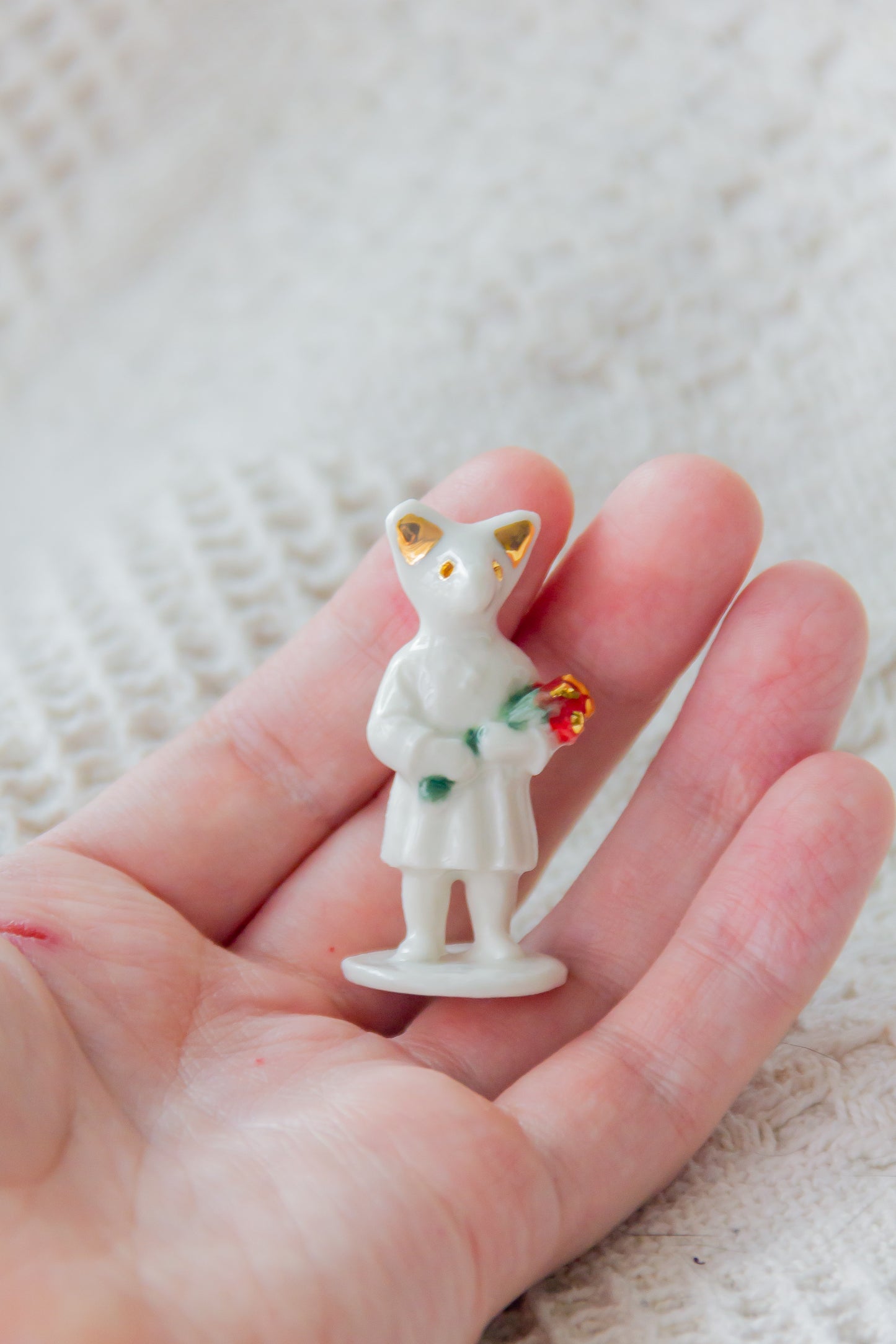 Werling z kwiatami, rzeźba porcelanowa ze złoceniem