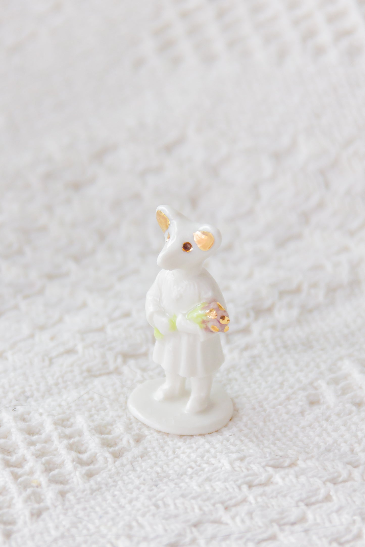 Werling z kwiatami, rzeźba porcelanowa ze złoceniem