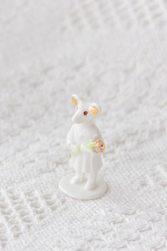 Werling z kwiatami, rzeźba porcelanowa ze złoceniem