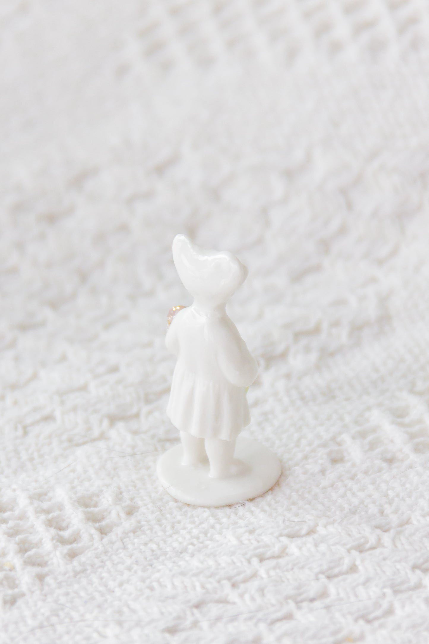 Werling z kwiatami, rzeźba porcelanowa ze złoceniem