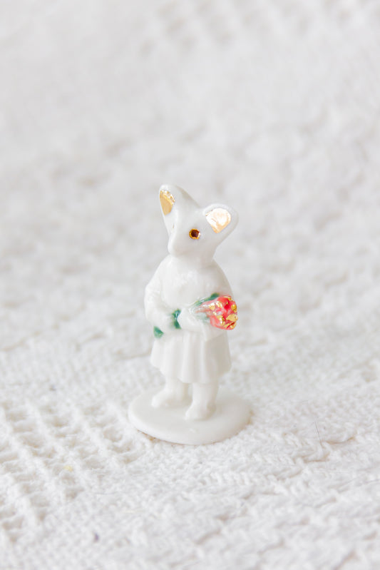 Werling z kwiatami, rzeźba porcelanowa ze złoceniem