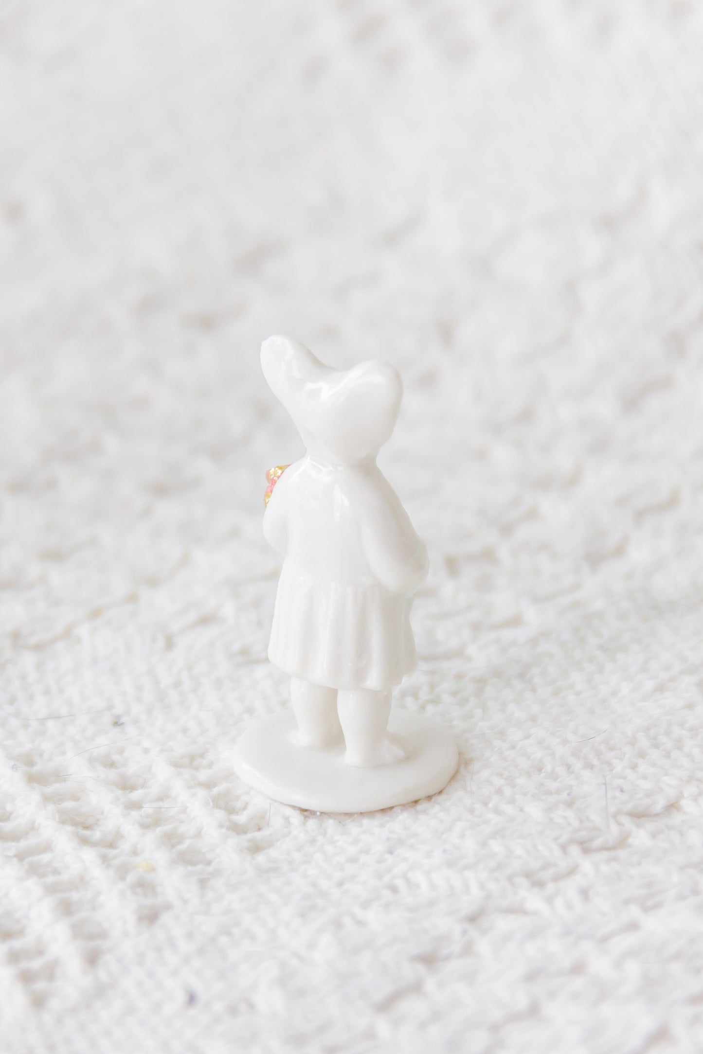 Werling z kwiatami, rzeźba porcelanowa ze złoceniem