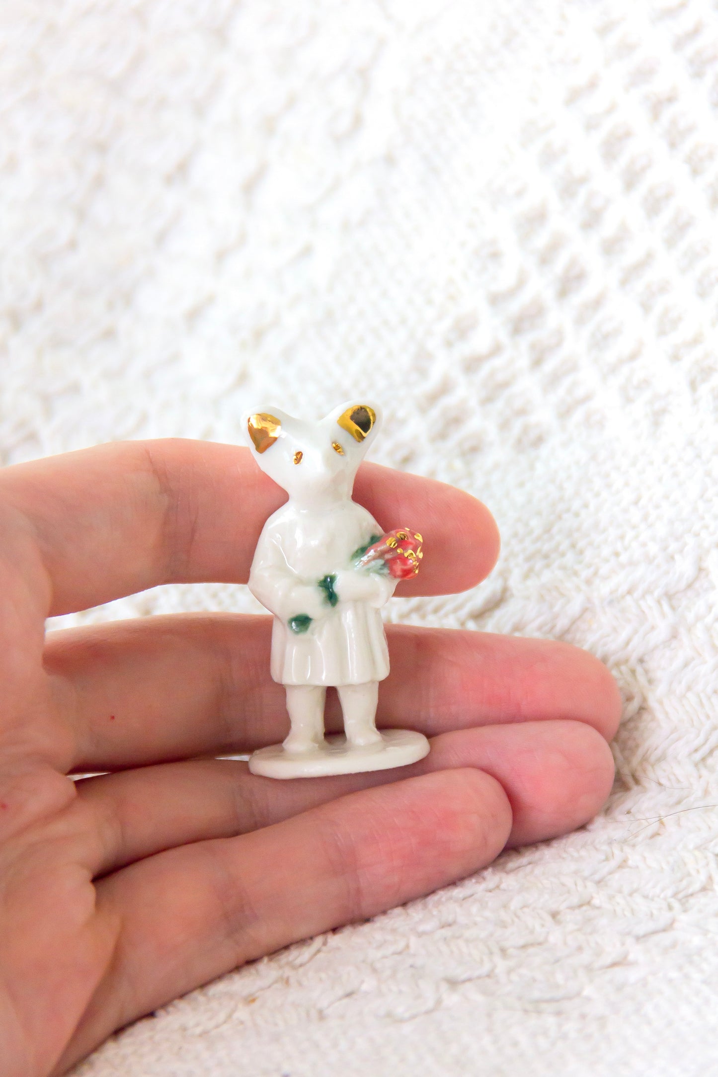 Werling z kwiatami, rzeźba porcelanowa ze złoceniem