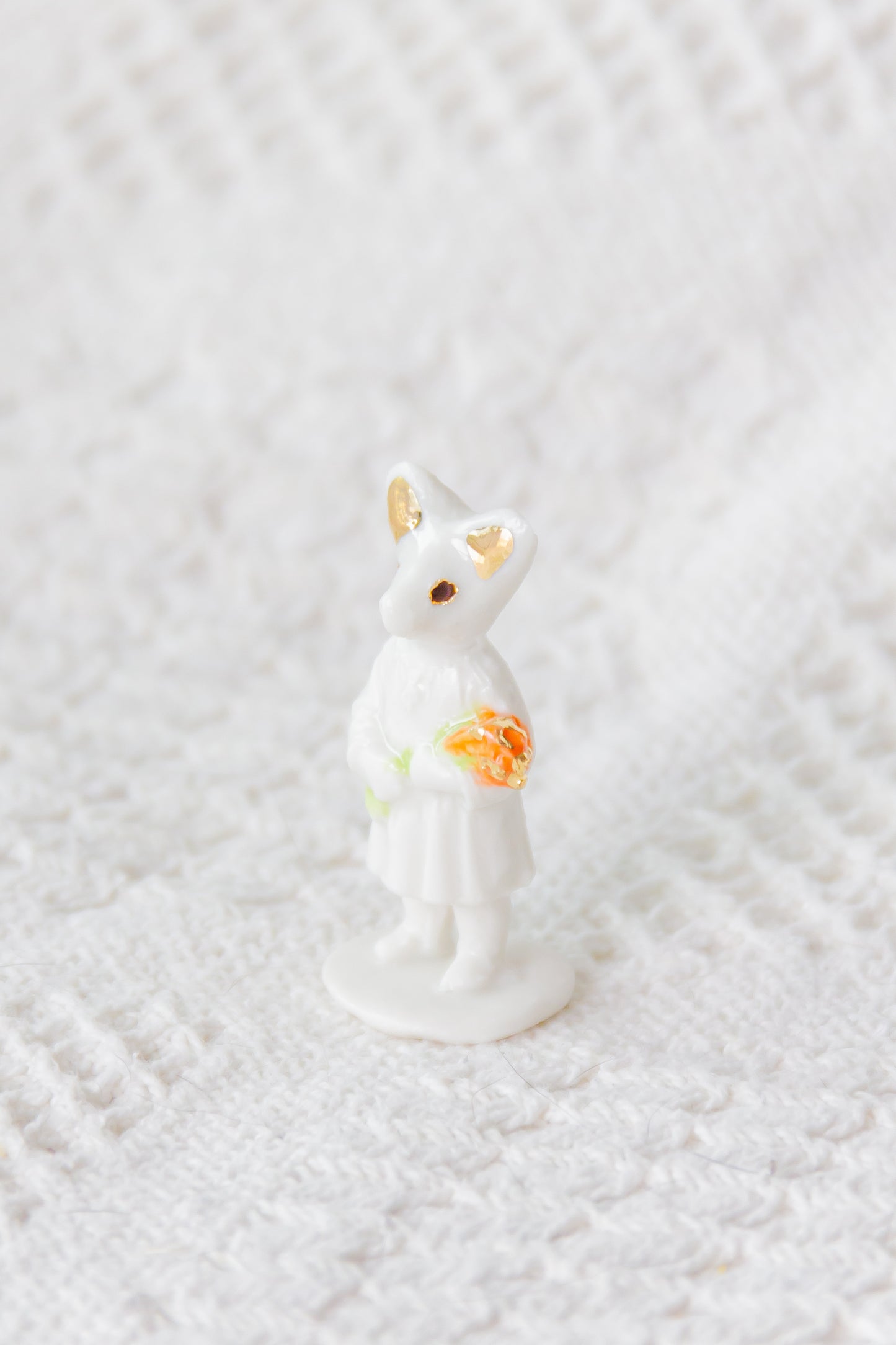 Werling z kwiatami, rzeźba porcelanowa ze złoceniem