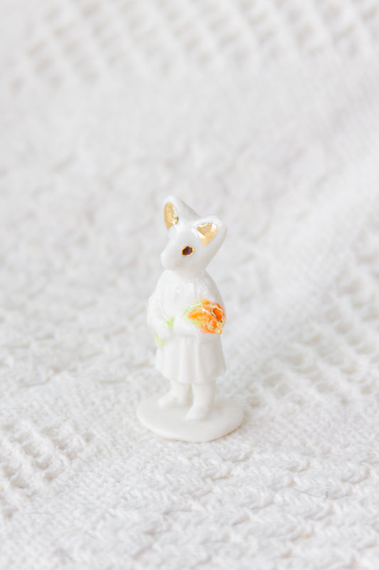 Werling z kwiatami, rzeźba porcelanowa ze złoceniem