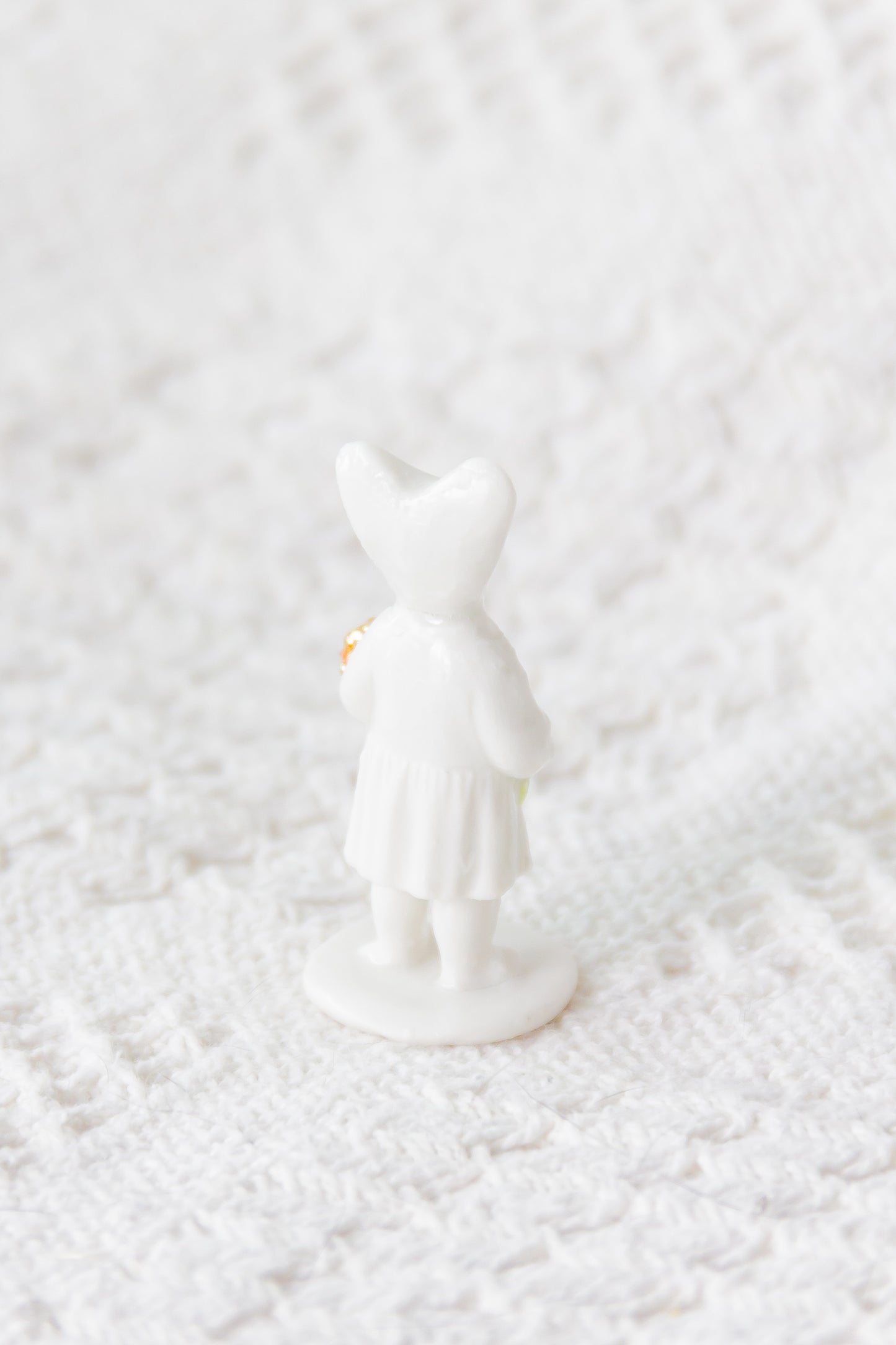 Werling z kwiatami, rzeźba porcelanowa ze złoceniem