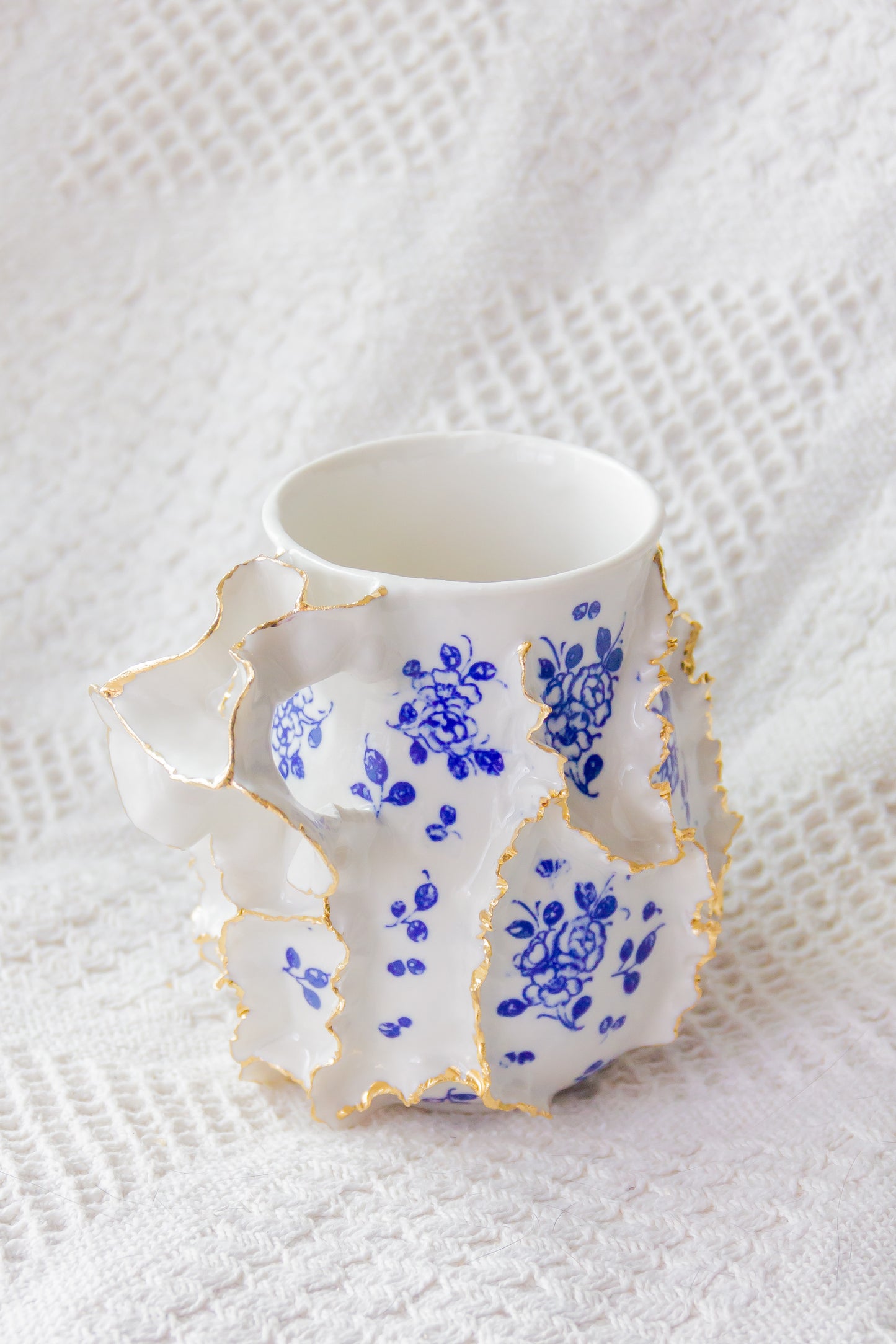 Kubek porcelanowy „Laminari” ze złoceniem