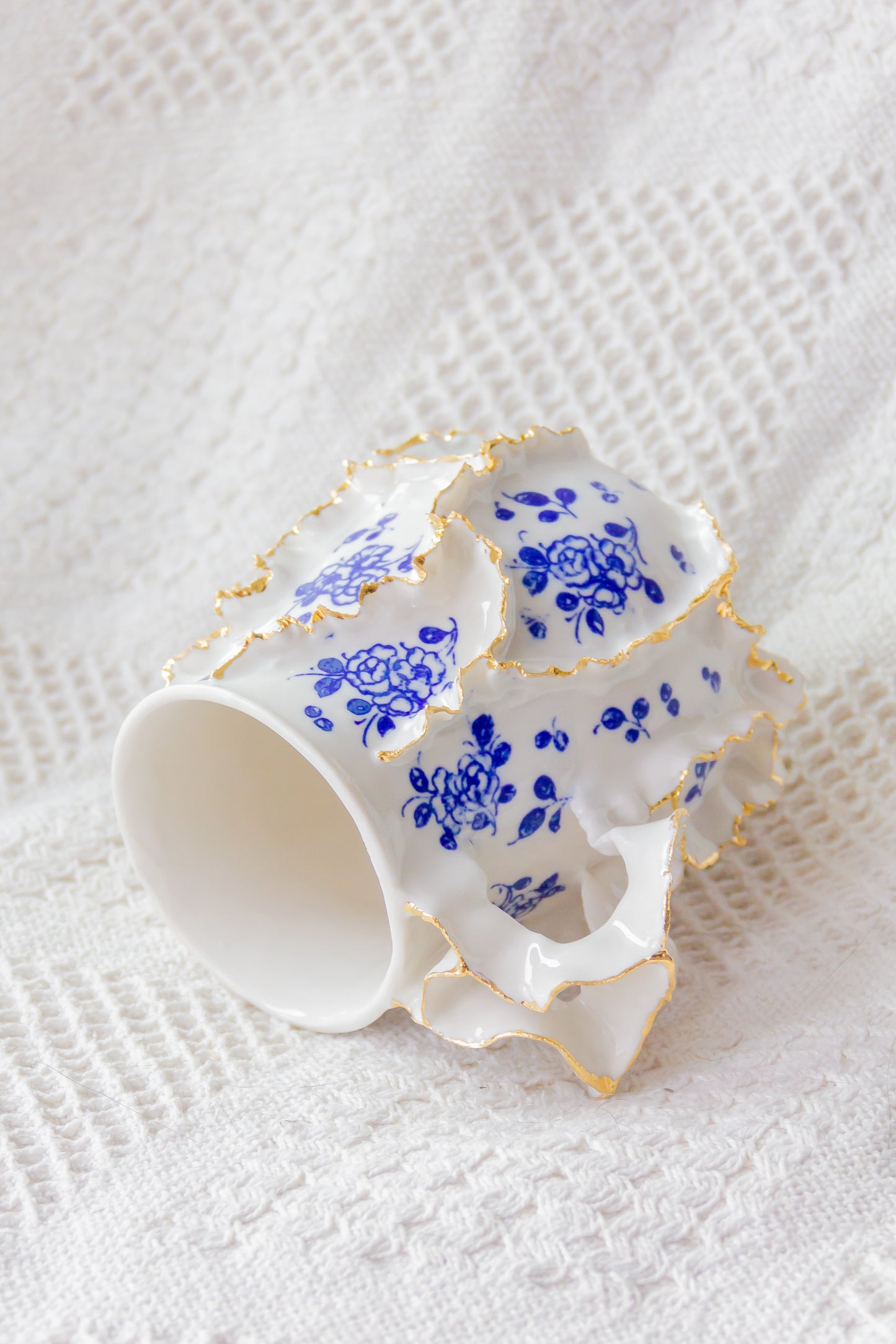 Kubek porcelanowy „Laminari” ze złoceniem