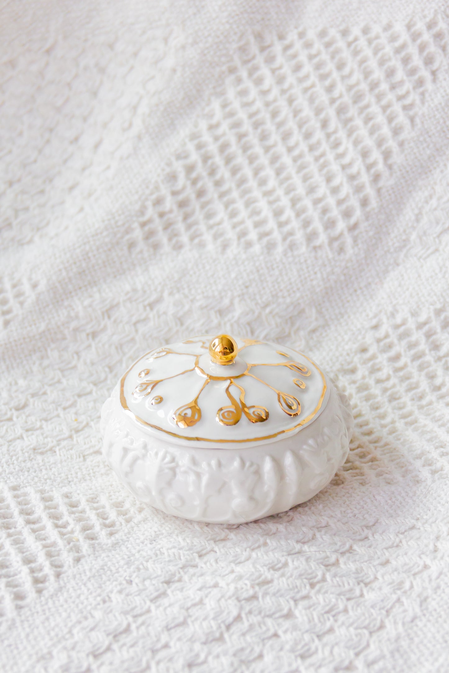 Szkatułka porcelanowa ze złoceniem